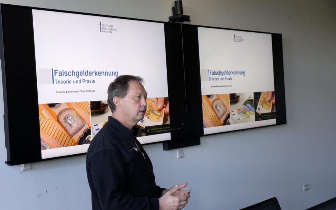 Falschgeld erkennen – Einzelhandels-Azubis lernen von der Bundesbank