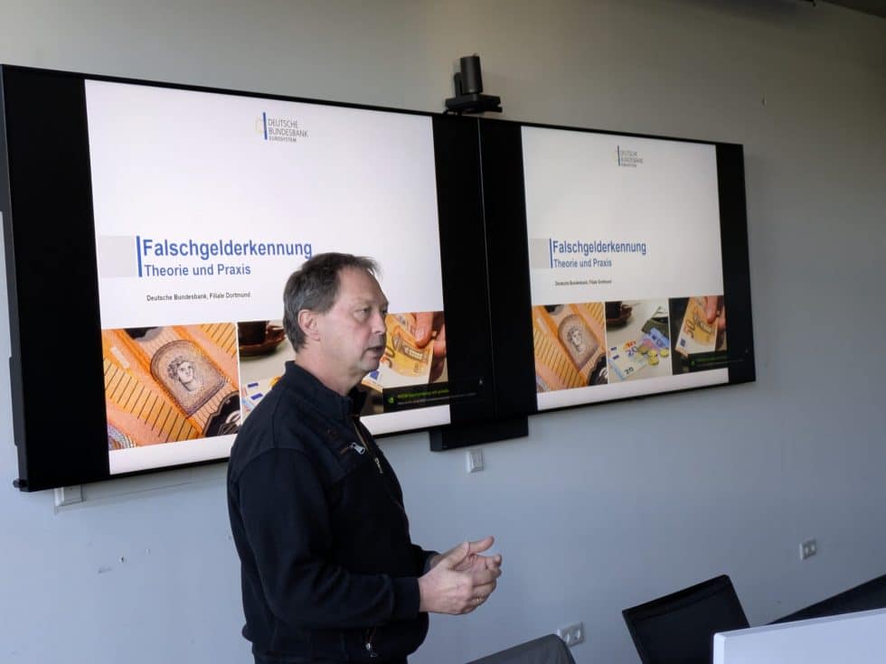 Falschgeld erkennen – Einzelhandels-Azubis lernen von der Bundesbank