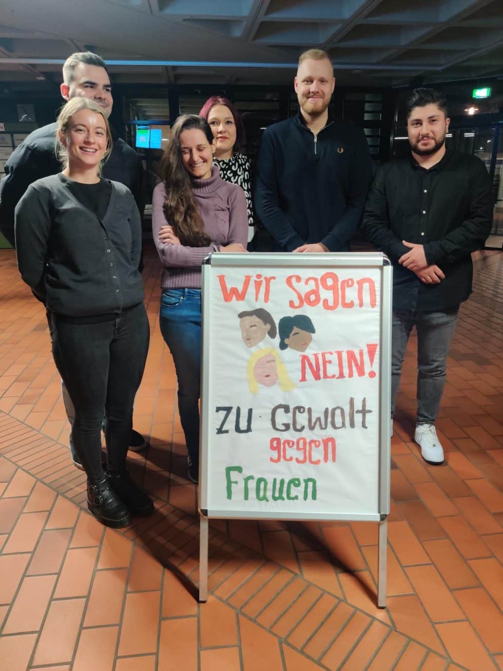 Schülerinnen und Schüler setzen Zeichen gegen Gewalt an Frauen