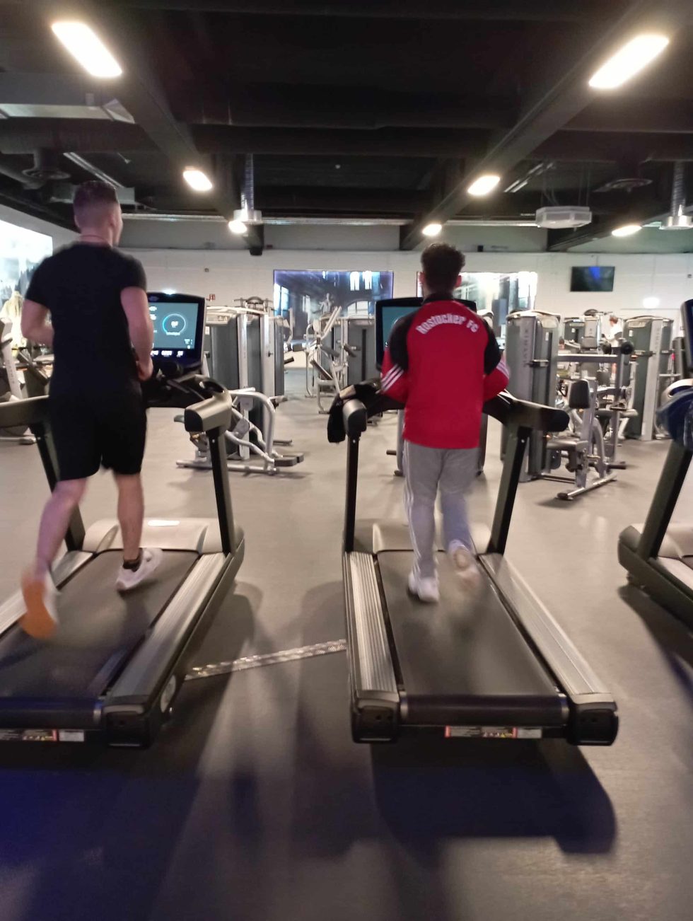 H9A1 besucht Fitnessstudio im Rahmen des Sportunterrichts
