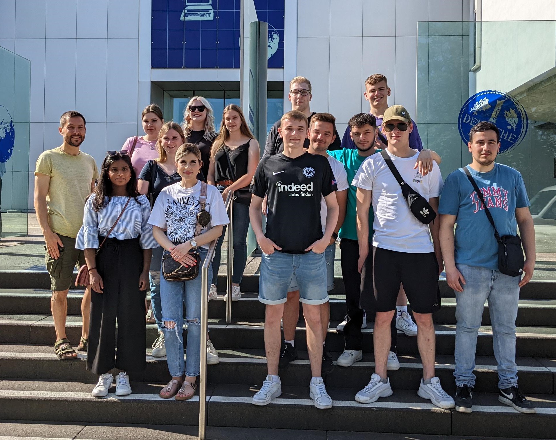 Klassenfoto der GO 2 vor dem Geldmuseum