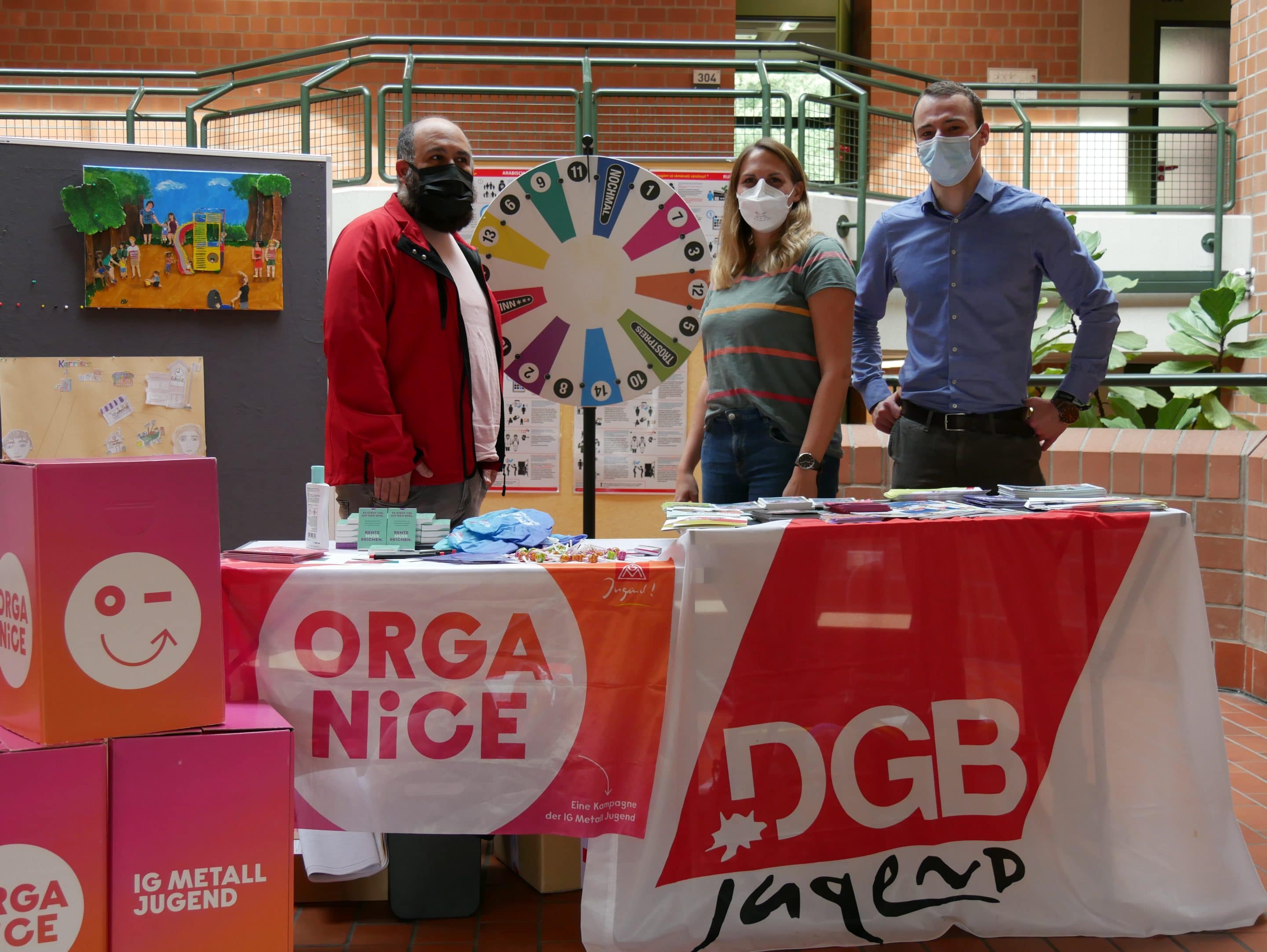 Informationsstand der DGB Jugend im Foyer der Schule