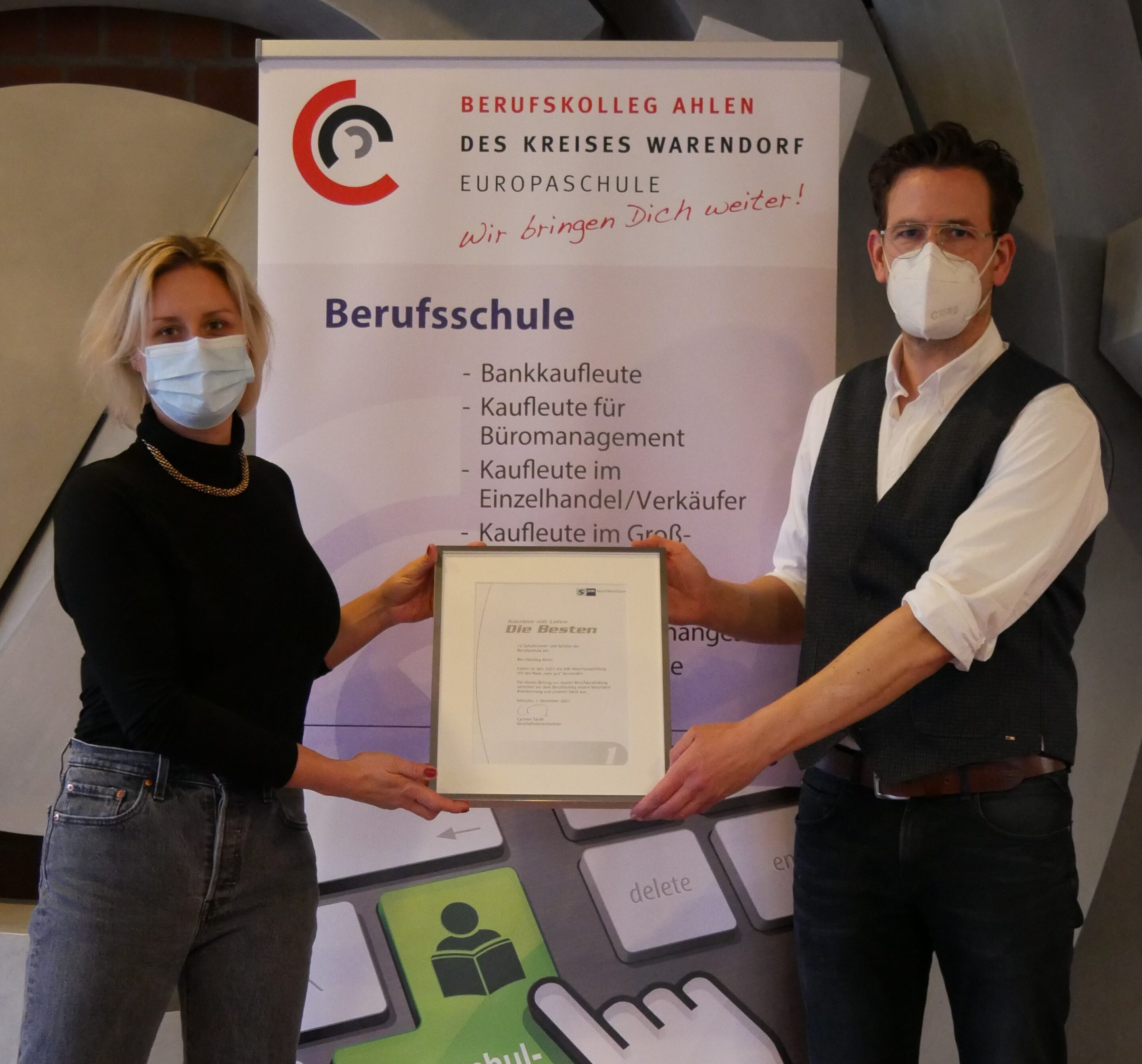 P1010940 kopie quer Übergabe der Bestenurkunde 2021