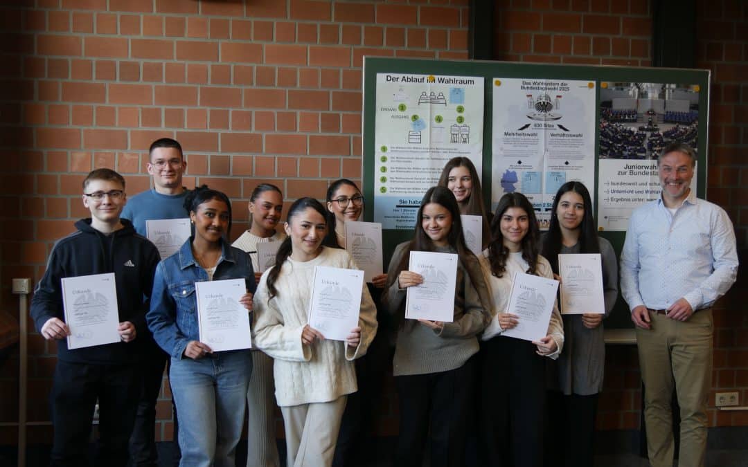 Urkunden für Wahlhelfer bei der Juniorwahl 2025