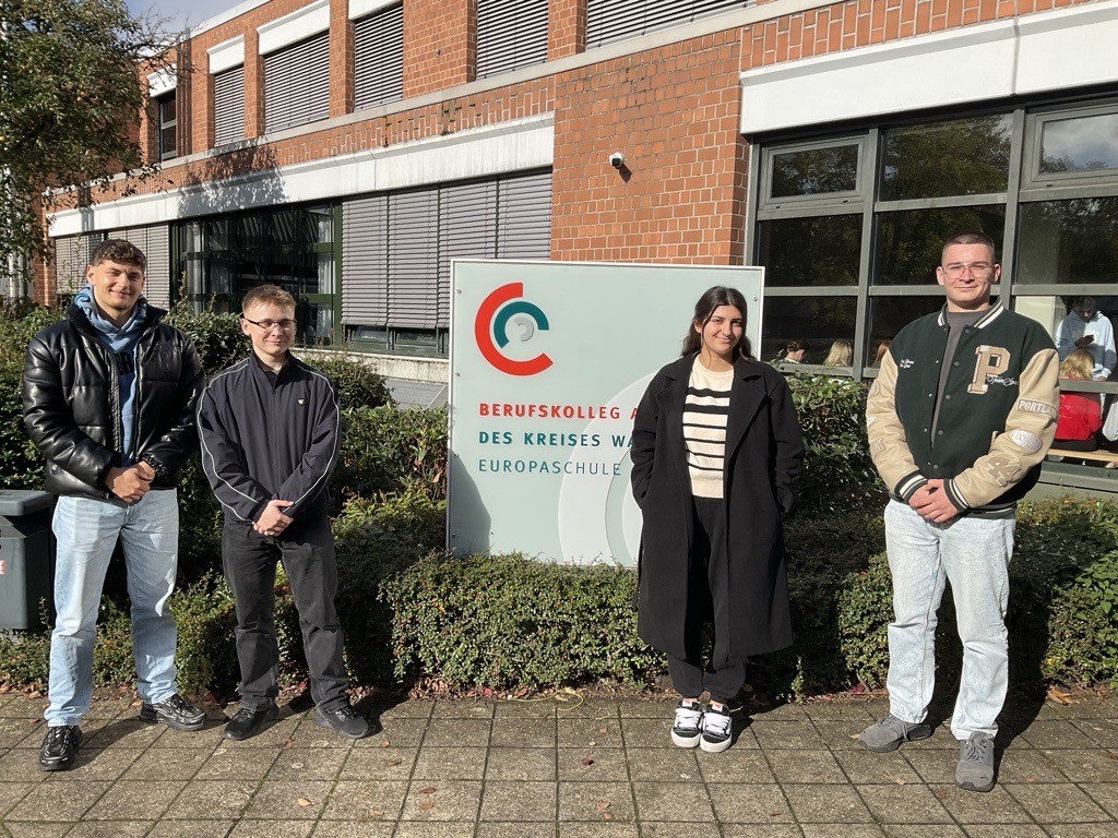 Jonte Stockbauer, Mischa Hinkel, Nessrin Ahmad (stellv. Schülersprecherin) und Leon Giesbrecht (Schülersprecher).