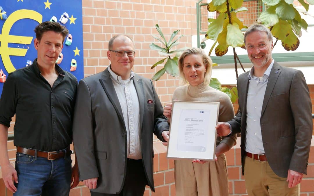 IHK überreicht Urkunde an Berufskolleg Ahlen Europaschule: Anerkennung und besonderer Dank für gute Zusammenarbeit in der dualen Berufsausbildung