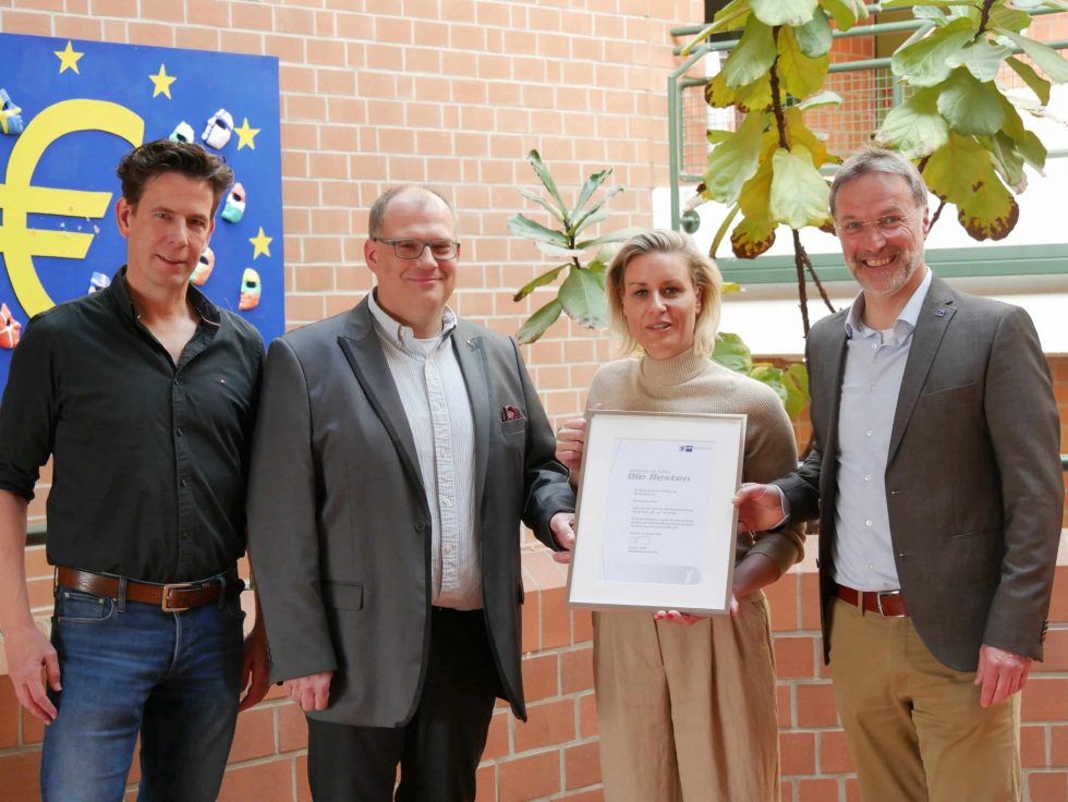 IHK überreicht Urkunde an Berufskolleg Ahlen Europaschule: Anerkennung und besonderer Dank für gute Zusammenarbeit in der dualen Berufsausbildung