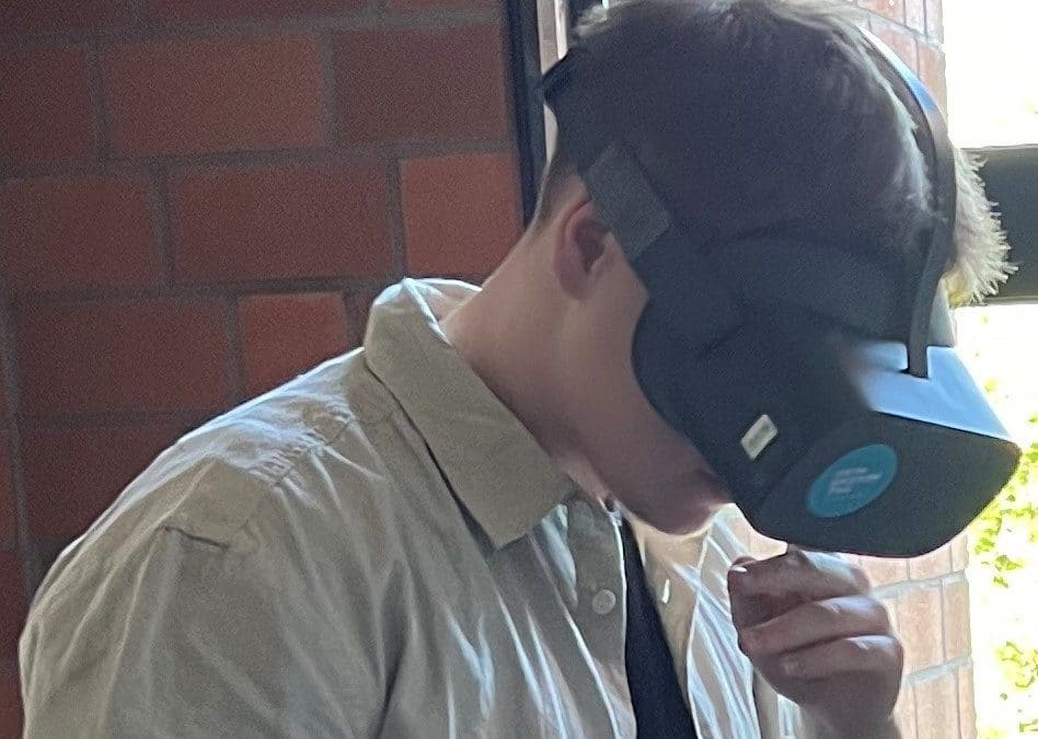 Virtual Reality Brille holt die Arbeitswelt in den Unterricht