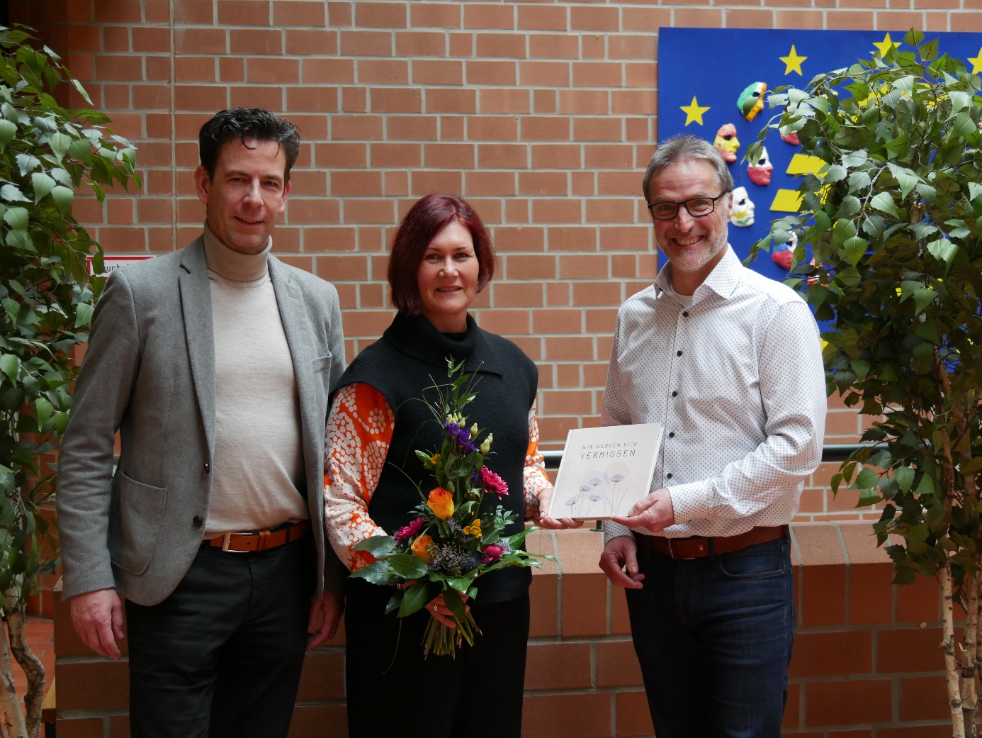 Thomas Sandkuhle (stellvertretender Schulleiter), Kerstin Lienkamp (Schulsoziarbeiterin) und Ingo Weißenborn (Schulleiter) Thomas Sandkuhle (stellvertretender Schulleiter), Kerstin Lienkamp (Schulsoziarbeiterin) und Ingo Weißenborn (Schulleiter)