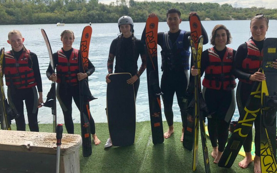 Sportunterricht auf dem Wasser: Angehende Industriekaufleute üben Balance auf Wasserskiern